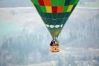 Gaisa balonu piloti Salaspils pusē krāšņi svin cilvēka pirmo sekmīgo lidojumu 12
