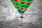 Gaisa balonu piloti Salaspils pusē krāšņi svin cilvēka pirmo sekmīgo lidojumu 15