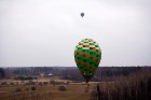 Gaisa balonu piloti Salaspils pusē krāšņi svin cilvēka pirmo sekmīgo lidojumu 17
