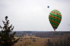 Gaisa balonu piloti Salaspils pusē krāšņi svin cilvēka pirmo sekmīgo lidojumu 18