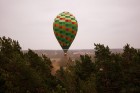 Gaisa balonu piloti Salaspils pusē krāšņi svin cilvēka pirmo sekmīgo lidojumu 24