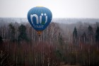Gaisa balonu piloti Salaspils pusē krāšņi svin cilvēka pirmo sekmīgo lidojumu 25