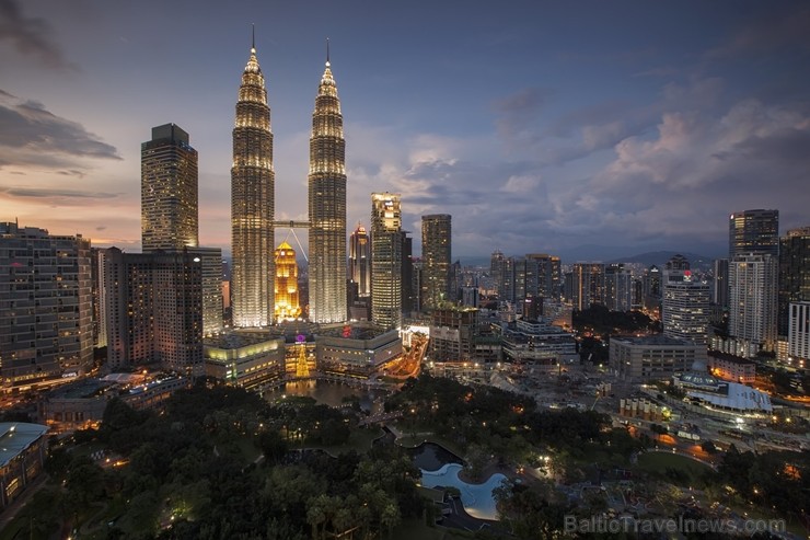 Malaizijas galvaspilsēta Kuala Lumpura ir moderna un to ieskauj zaļumi un siltums. Saulainās dienas viens otram līdzās izbauda gan malajiešu, gan ķīni 239381