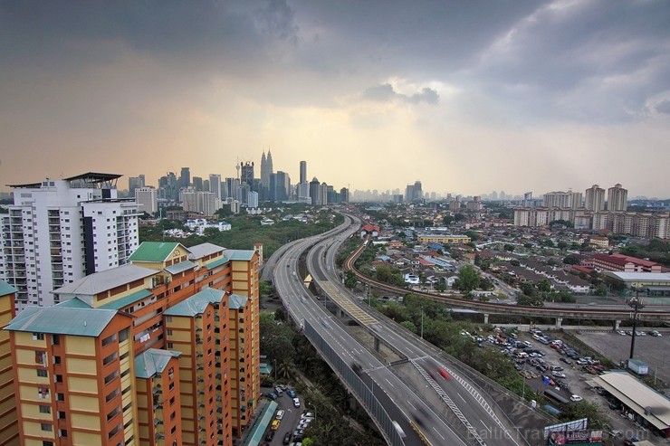 Malaizijas galvaspilsēta Kuala Lumpura ir moderna un to ieskauj zaļumi un siltums. Saulainās dienas viens otram līdzās izbauda gan malajiešu, gan ķīni 239382