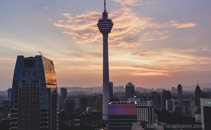 Malaizijas galvaspilsēta Kuala Lumpura ir moderna un to ieskauj zaļumi un siltums. Saulainās dienas viens otram līdzās izbauda gan malajiešu, gan ķīni 239384