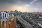 Malaizijas galvaspilsēta Kuala Lumpura ir moderna un to ieskauj zaļumi un siltums. Saulainās dienas viens otram līdzās izbauda gan malajiešu, gan ķīni 4