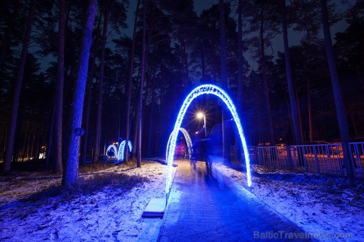 Jūrmalā - Dzintaru mežaparkā - atklāts Gaismas parks, kurā dažādos gaismas dekoros, skulptūrās jau otro gadu iemirdzas tūkstošiem LED gaismiņu. 239718