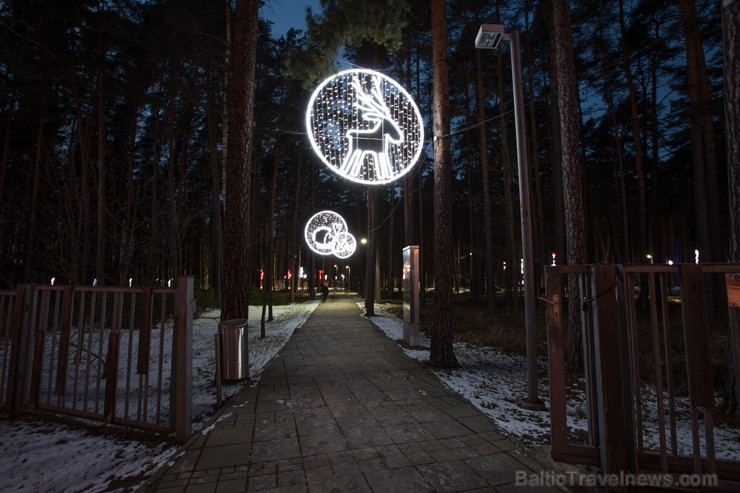 Jūrmalā - Dzintaru mežaparkā - atklāts Gaismas parks, kurā dažādos gaismas dekoros, skulptūrās jau otro gadu iemirdzas tūkstošiem LED gaismiņu. 239721