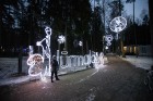 Jūrmalā - Dzintaru mežaparkā - atklāts Gaismas parks, kurā dažādos gaismas dekoros, skulptūrās jau otro gadu iemirdzas tūkstošiem LED gaismiņu. 2