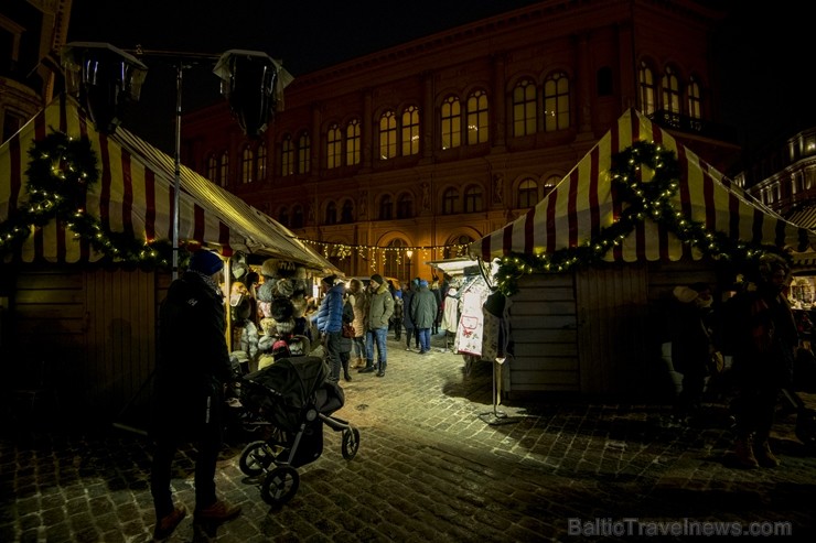 Rīgas iedzīvotāji un viesi apmeklē Doma laukumā svētku egles iedegšanas svinības un Vecrīgas Ziemassvētku tirdziņu. 239734