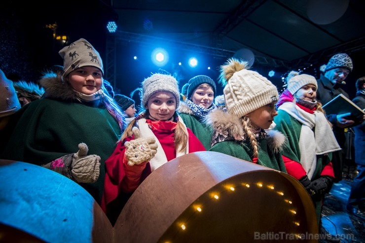 Rīgas iedzīvotāji un viesi apmeklē Doma laukumā svētku egles iedegšanas svinības un Vecrīgas Ziemassvētku tirdziņu. 239737