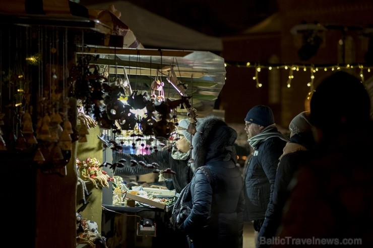 Rīgas iedzīvotāji un viesi apmeklē Doma laukumā svētku egles iedegšanas svinības un Vecrīgas Ziemassvētku tirdziņu. 239740