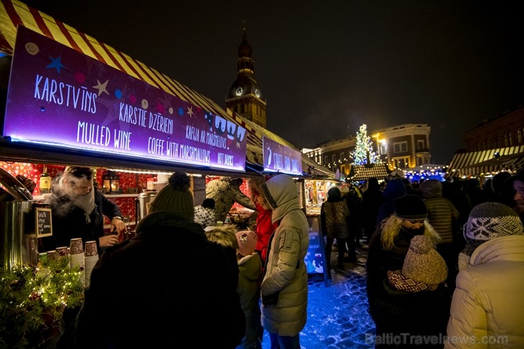 Rīgas iedzīvotāji un viesi apmeklē Doma laukumā svētku egles iedegšanas svinības un Vecrīgas Ziemassvētku tirdziņu. 239747