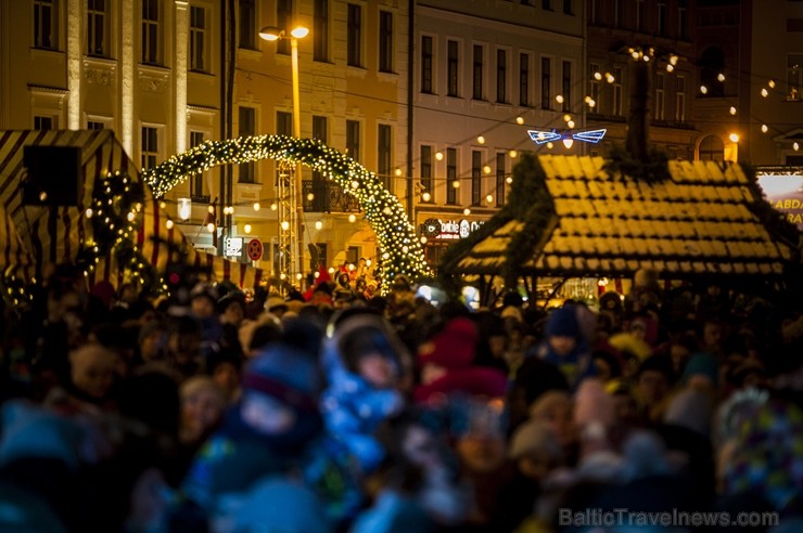 Rīgas iedzīvotāji un viesi apmeklē Doma laukumā svētku egles iedegšanas svinības un Vecrīgas Ziemassvētku tirdziņu. 239752
