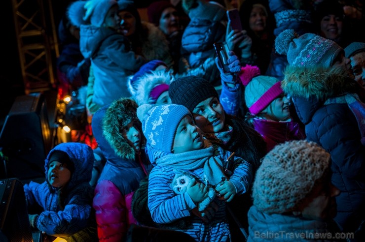 Rīgas iedzīvotāji un viesi apmeklē Doma laukumā svētku egles iedegšanas svinības un Vecrīgas Ziemassvētku tirdziņu. 239753