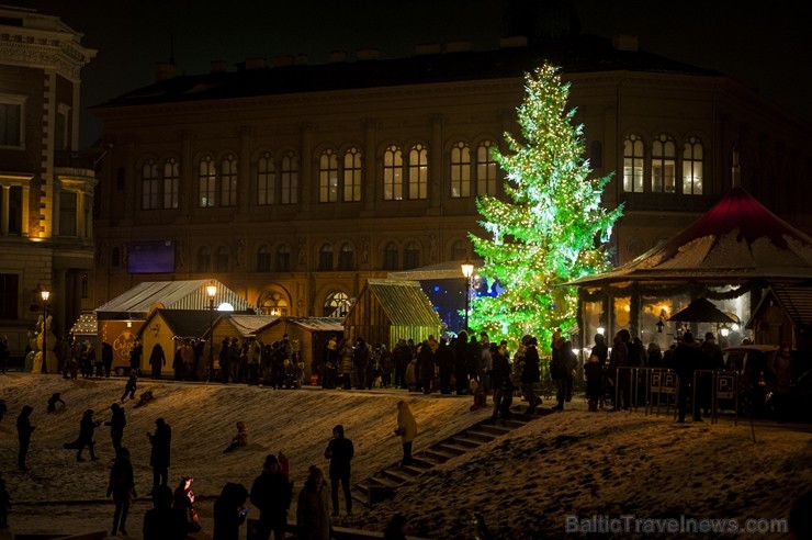 Rīgas iedzīvotāji un viesi apmeklē Doma laukumā svētku egles iedegšanas svinības un Vecrīgas Ziemassvētku tirdziņu. 239755