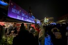 Rīgas iedzīvotāji un viesi apmeklē Doma laukumā svētku egles iedegšanas svinības un Vecrīgas Ziemassvētku tirdziņu. 13