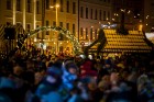 Rīgas iedzīvotāji un viesi apmeklē Doma laukumā svētku egles iedegšanas svinības un Vecrīgas Ziemassvētku tirdziņu. 19