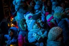 Rīgas iedzīvotāji un viesi apmeklē Doma laukumā svētku egles iedegšanas svinības un Vecrīgas Ziemassvētku tirdziņu. 20