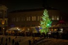 Rīgas iedzīvotāji un viesi apmeklē Doma laukumā svētku egles iedegšanas svinības un Vecrīgas Ziemassvētku tirdziņu. 21