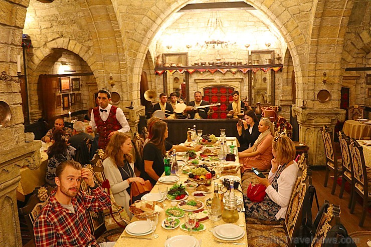 Travelnews.lv apmeklē Baku muzeja stila restorānu «Shirvanshah Museum Restaurant». Sadarbībā ar Latvijas vēstniecību Azerbaidžānā un tūrisma firmu «RA 240583