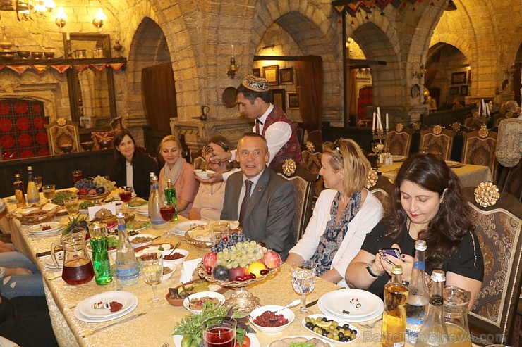Travelnews.lv apmeklē Baku muzeja stila restorānu «Shirvanshah Museum Restaurant». Sadarbībā ar Latvijas vēstniecību Azerbaidžānā un tūrisma firmu «RA 240627