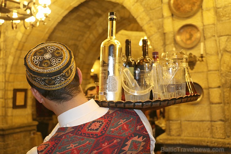 Travelnews.lv apmeklē Baku muzeja stila restorānu «Shirvanshah Museum Restaurant». Sadarbībā ar Latvijas vēstniecību Azerbaidžānā un tūrisma firmu «RA 240630