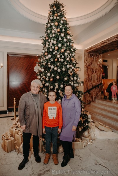 «Grand Hotel Kempinski Riga» kopā ar draugiem un sadarbības partneriem iededz Ziemassvētku egli 240684