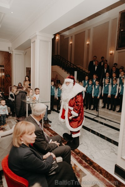 «Grand Hotel Kempinski Riga» kopā ar draugiem un sadarbības partneriem iededz Ziemassvētku egli 240695