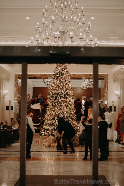 «Grand Hotel Kempinski Riga» kopā ar draugiem un sadarbības partneriem iededz Ziemassvētku egli 240704