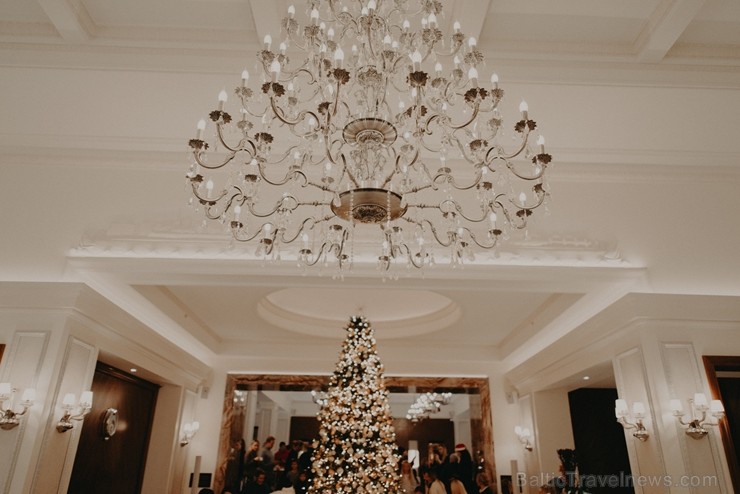 «Grand Hotel Kempinski Riga» kopā ar draugiem un sadarbības partneriem iededz Ziemassvētku egli 240706