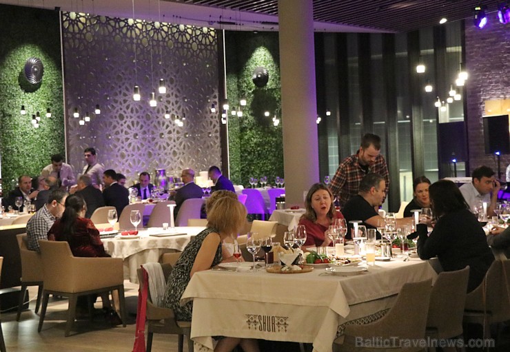 Travelnews.lv iepazīst moderna stila restorānu «Shur» Azerbaidžānas galvaspilsētā. Sadarbībā ar Latvijas vēstniecību Azerbaidžānā un tūrisma firmu «RA 240752