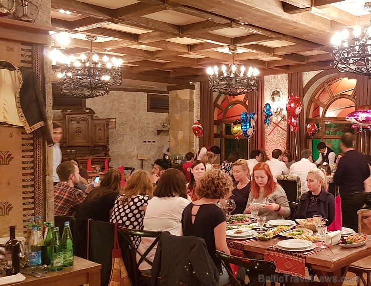 Travelnews.lv apmeklē Baku steiku restorānu «Mangal Steak House». Sadarbībā ar Latvijas vēstniecību Azerbaidžānā un tūrisma firmu «RANTUR Travel Agenc 241203