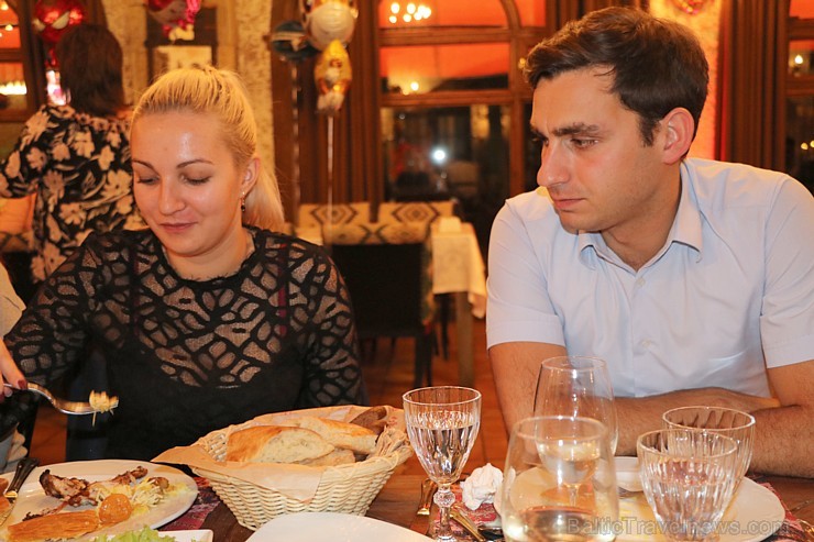 Travelnews.lv apmeklē Baku steiku restorānu «Mangal Steak House». Sadarbībā ar Latvijas vēstniecību Azerbaidžānā un tūrisma firmu «RANTUR Travel Agenc 241241