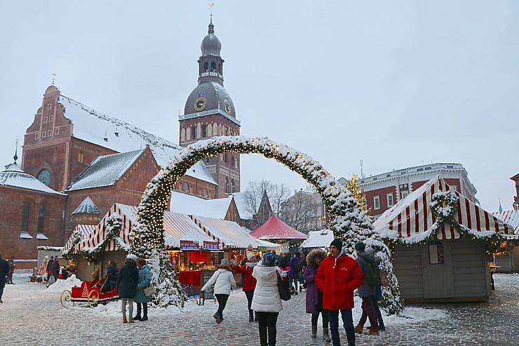 Rīgas Doma laukumā Ziemassvētku tirdziņš piesaista rīdziniekus un pilsētas viesus 241829