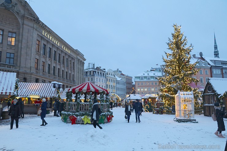 Rīgas Doma laukumā Ziemassvētku tirdziņš piesaista rīdziniekus un pilsētas viesus 241830