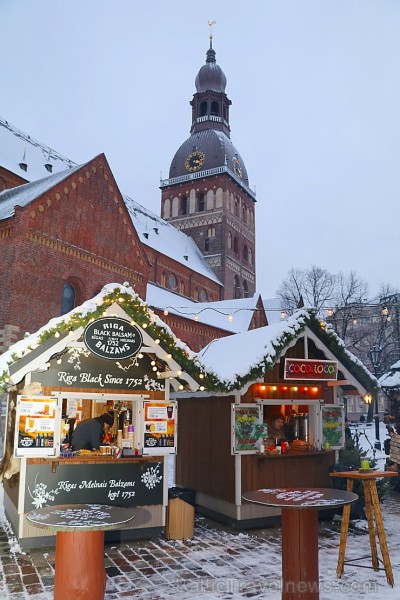 Rīgas Doma laukumā Ziemassvētku tirdziņš piesaista rīdziniekus un pilsētas viesus 241831