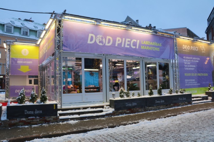 Rīgas Doma laukumā Ziemassvētku tirdziņš piesaista rīdziniekus un pilsētas viesus 241832
