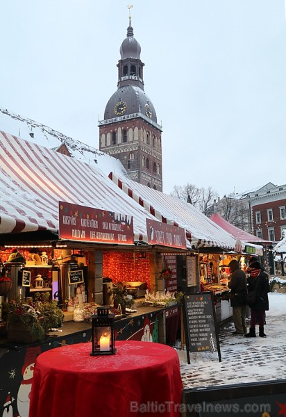 Rīgas Doma laukumā Ziemassvētku tirdziņš piesaista rīdziniekus un pilsētas viesus 241833