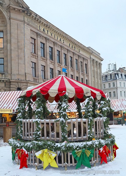 Rīgas Doma laukumā Ziemassvētku tirdziņš piesaista rīdziniekus un pilsētas viesus 241834