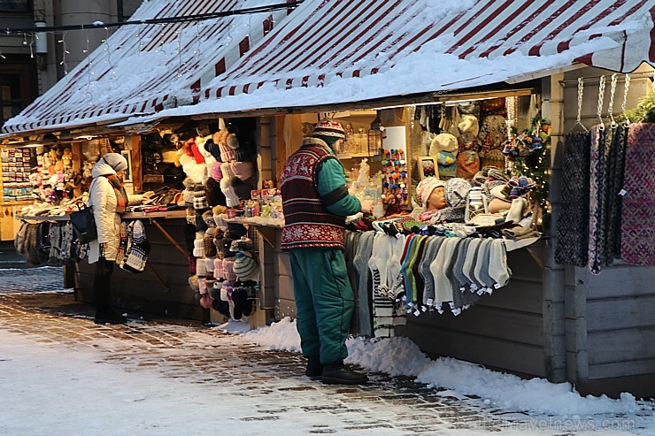 Rīgas Doma laukumā Ziemassvētku tirdziņš piesaista rīdziniekus un pilsētas viesus 241835