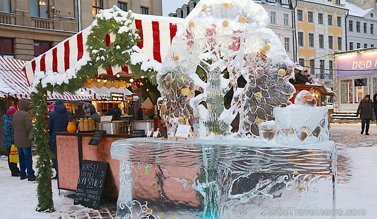Rīgas Doma laukumā Ziemassvētku tirdziņš piesaista rīdziniekus un pilsētas viesus 241836