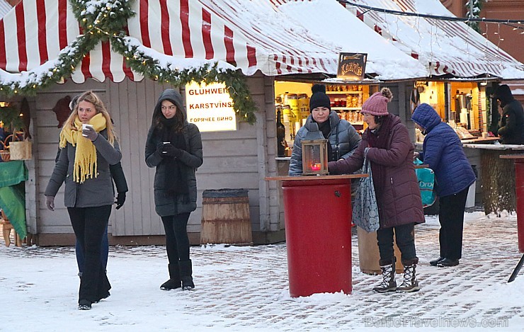 Rīgas Doma laukumā Ziemassvētku tirdziņš piesaista rīdziniekus un pilsētas viesus 241837