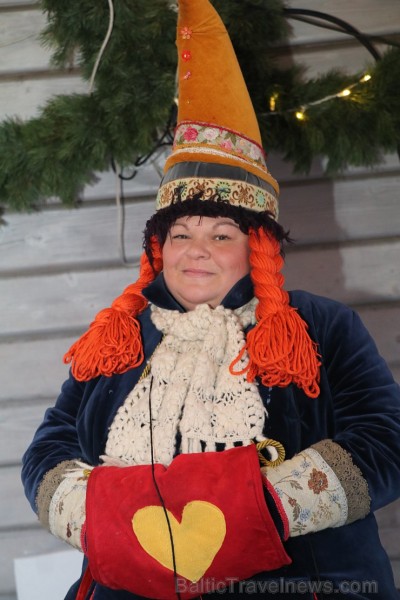Rīgas Doma laukumā Ziemassvētku tirdziņš piesaista rīdziniekus un pilsētas viesus 241861