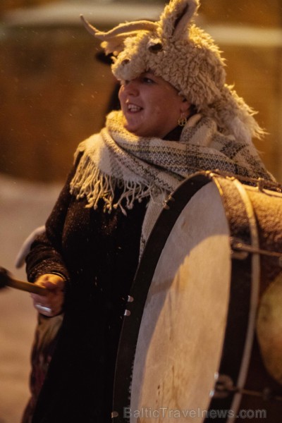 Vecrīgā un Ziemassvētku tirdziņā Doma laukumā noritēja latviska saulgriežu svinēšana ar dziesmām, bluķa vilkšanu un jautrām izdarībām 242010