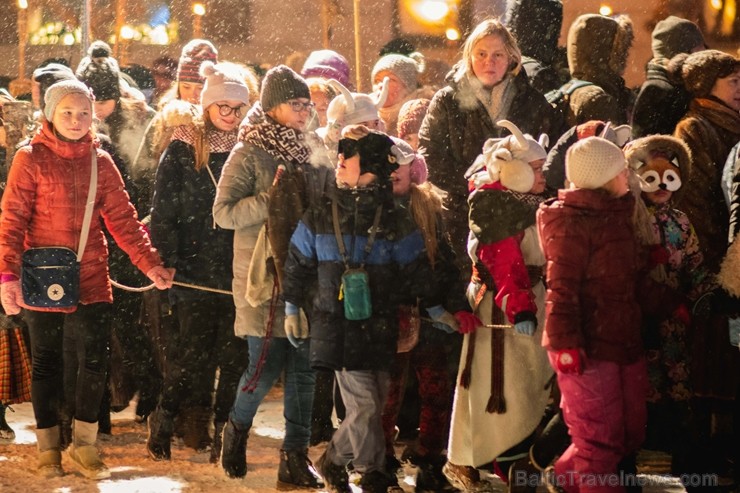 Vecrīgā un Ziemassvētku tirdziņā Doma laukumā noritēja latviska saulgriežu svinēšana ar dziesmām, bluķa vilkšanu un jautrām izdarībām 242012