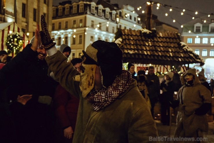 Vecrīgā un Ziemassvētku tirdziņā Doma laukumā noritēja latviska saulgriežu svinēšana ar dziesmām, bluķa vilkšanu un jautrām izdarībām 242031