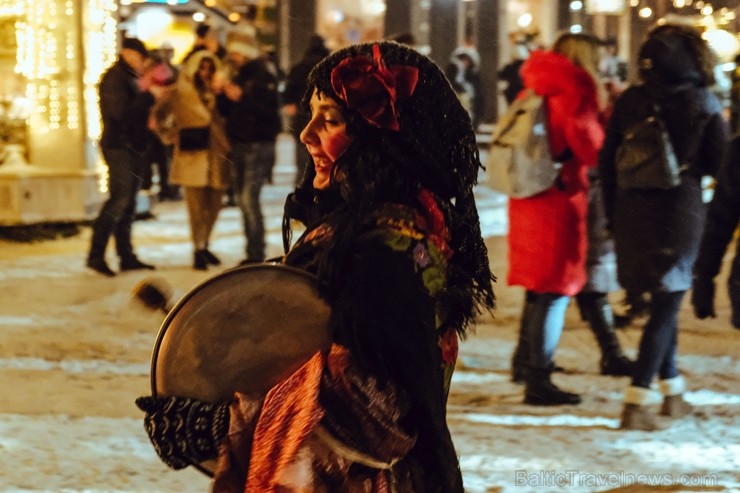 Vecrīgā un Ziemassvētku tirdziņā Doma laukumā noritēja latviska saulgriežu svinēšana ar dziesmām, bluķa vilkšanu un jautrām izdarībām 242036