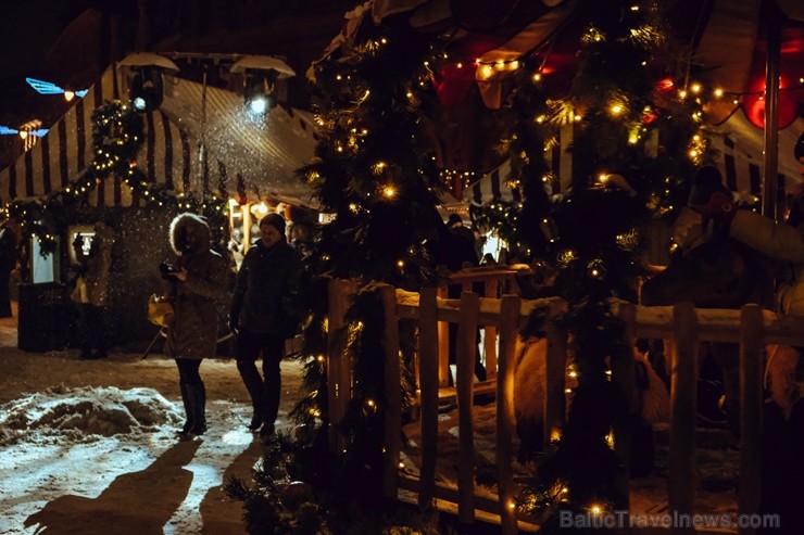 Vecrīgā un Ziemassvētku tirdziņā Doma laukumā noritēja latviska saulgriežu svinēšana ar dziesmām, bluķa vilkšanu un jautrām izdarībām 242037