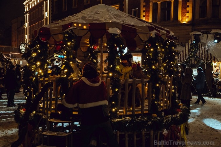 Vecrīgā un Ziemassvētku tirdziņā Doma laukumā noritēja latviska saulgriežu svinēšana ar dziesmām, bluķa vilkšanu un jautrām izdarībām 242038